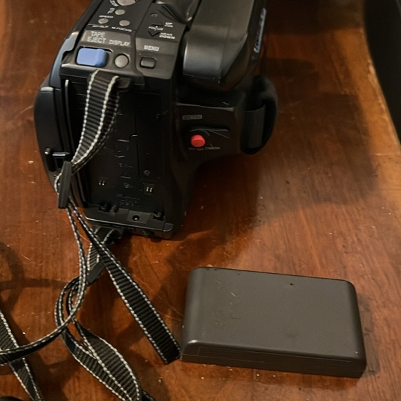 Quasar VM-L152 VHS-C Palmcorder - Picture 5 of 11